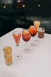多彩鸡尾酒排列展示