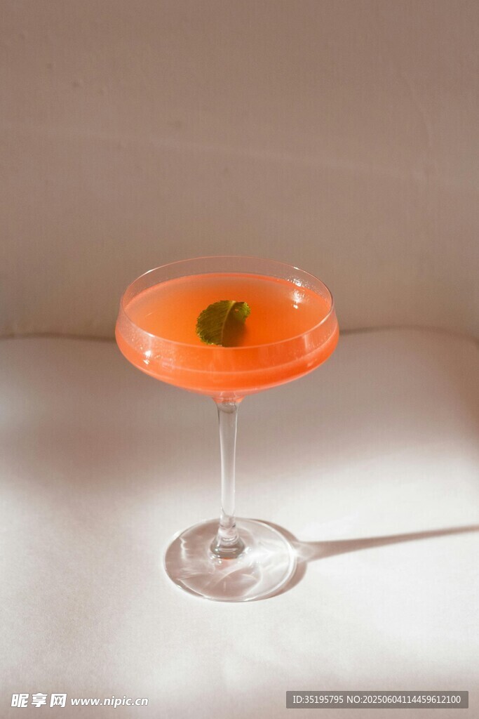 橙色鸡尾酒配橄榄装饰