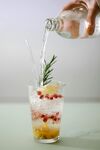 清新水果鸡尾酒正在调制