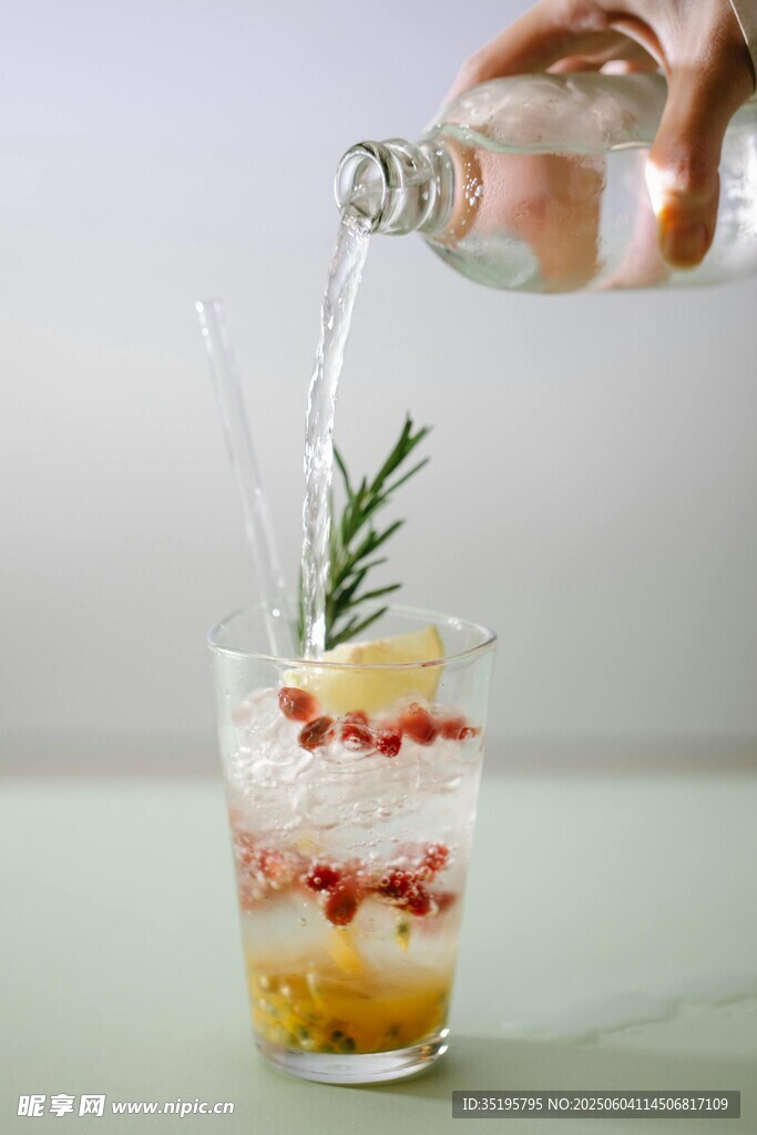 清新水果鸡尾酒正在调制