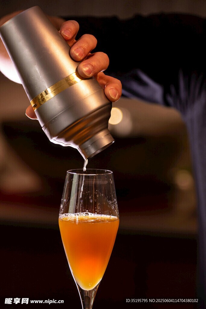 调酒师正在倒美味鸡尾酒