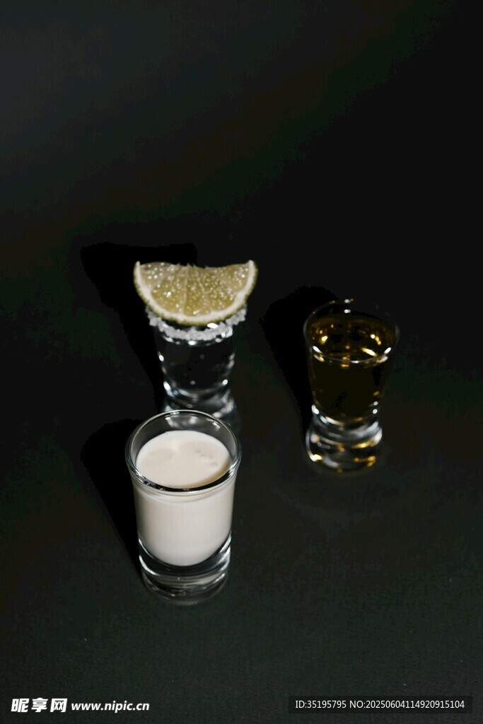 龙舌兰酒配盐和柠檬