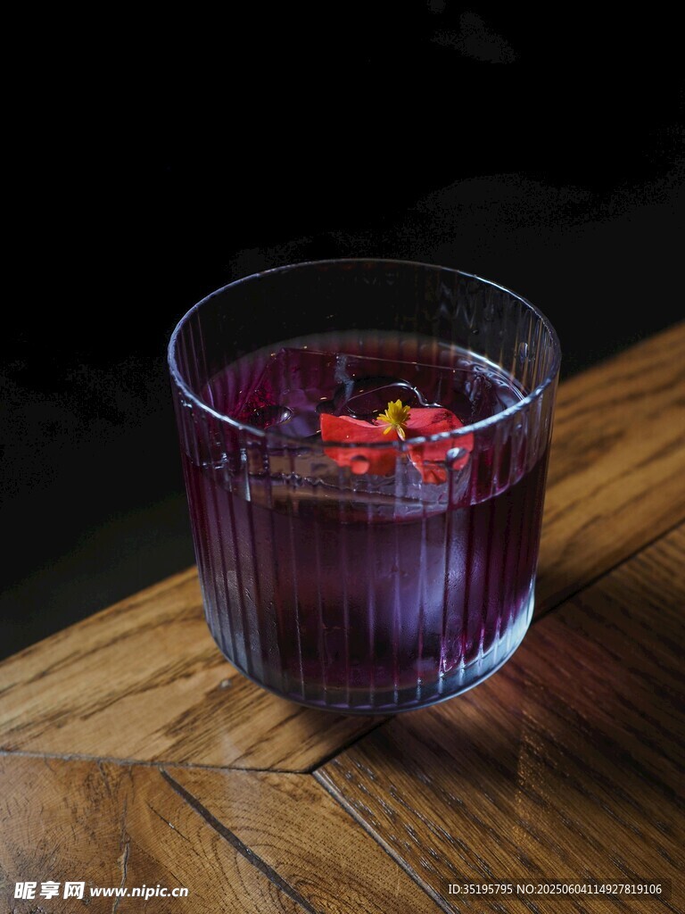紫色饮品装点于玻璃杯