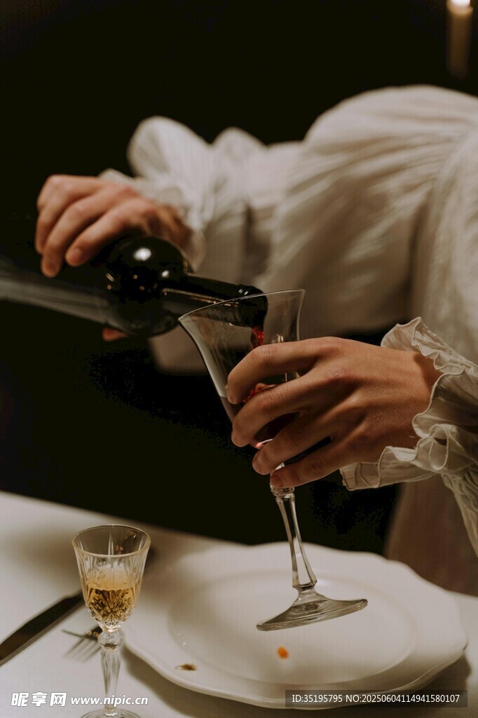 优雅倒酒瞬间