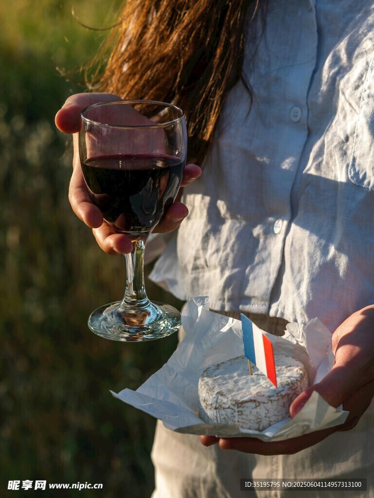 手持红酒与美食的惬意时刻