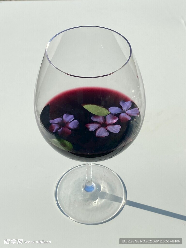 杯中紫酒伴花的优雅景致