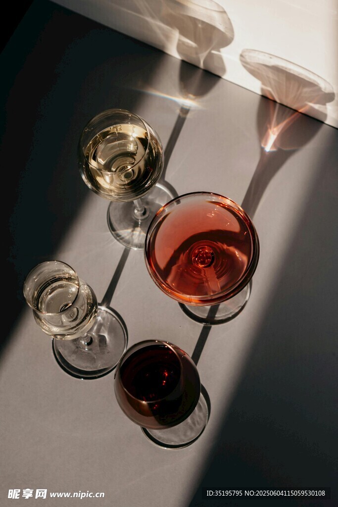 多彩酒杯中的醇香佳酿