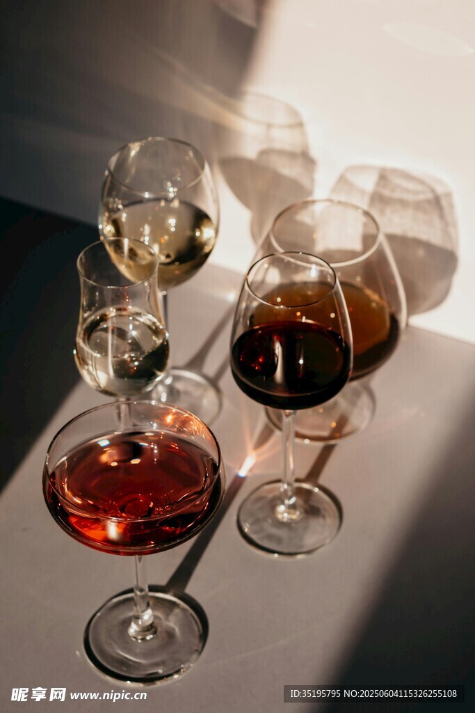 多彩酒杯中的醇香佳酿