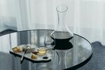 圆形茶几上的精致茶点酒具