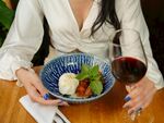 女子优雅享用美食与红酒