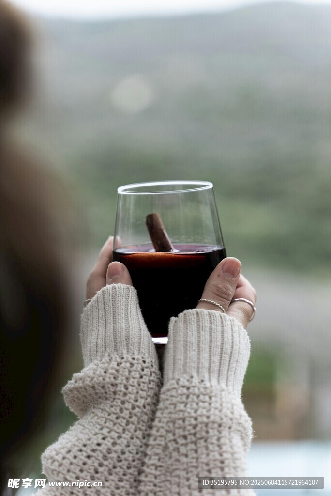 手捧热红酒享受惬意时光