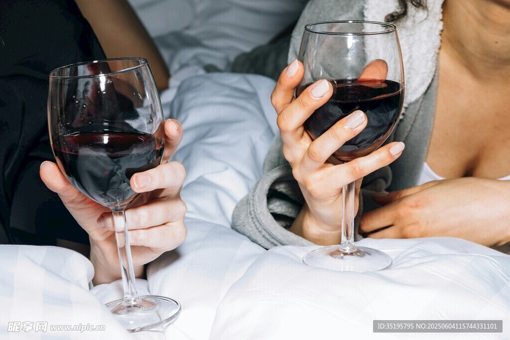 床上举杯共饮红酒时刻