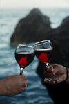 海边举杯共饮红葡萄酒