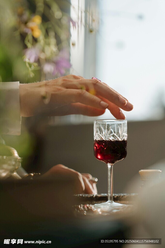 手持红酒杯品味美酒时刻