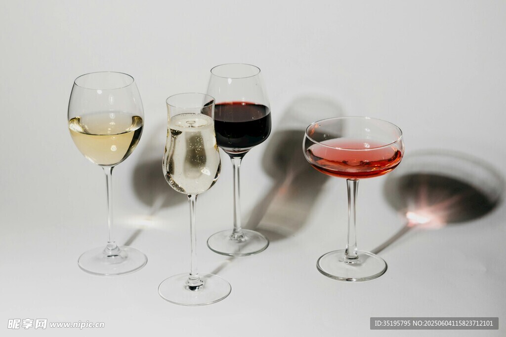 多彩酒杯展示优雅品酒器具
