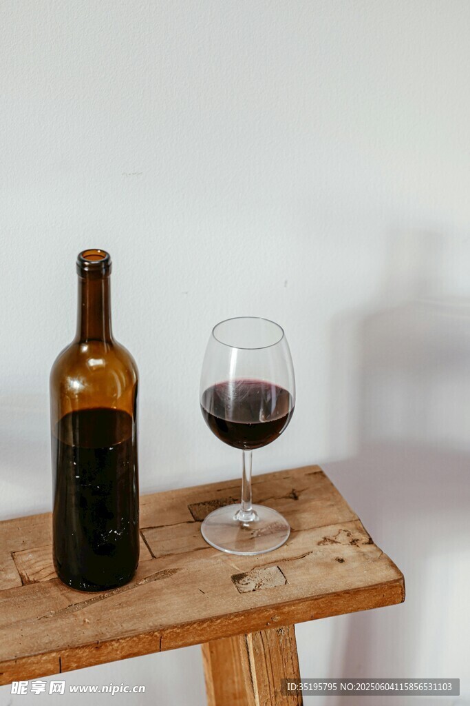木桌上的酒瓶与红酒杯
