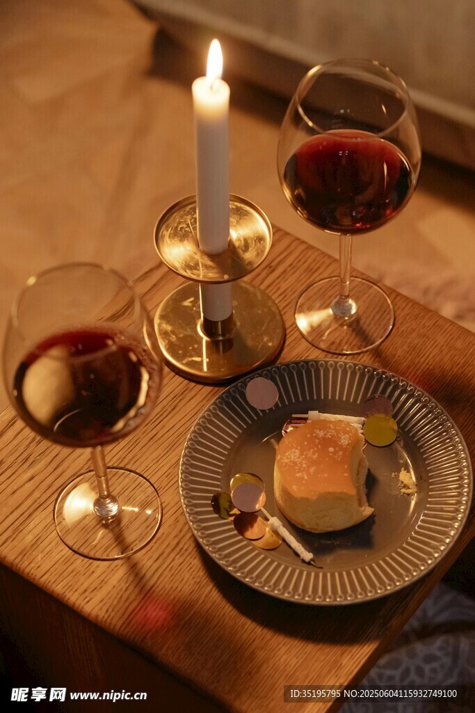 烛光下的精致餐酒搭配