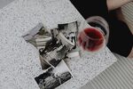 桌上旧照片与红酒杯