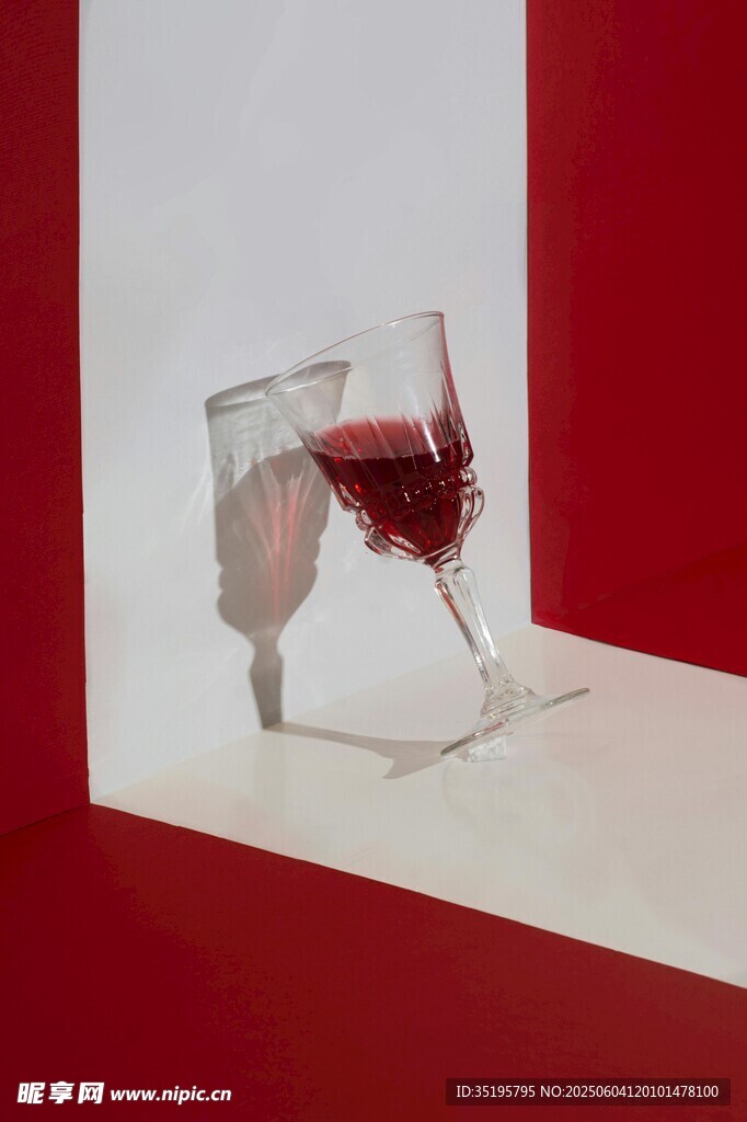 倾斜酒杯中的红色液体
