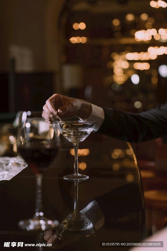 酒吧中倒酒的优雅瞬间