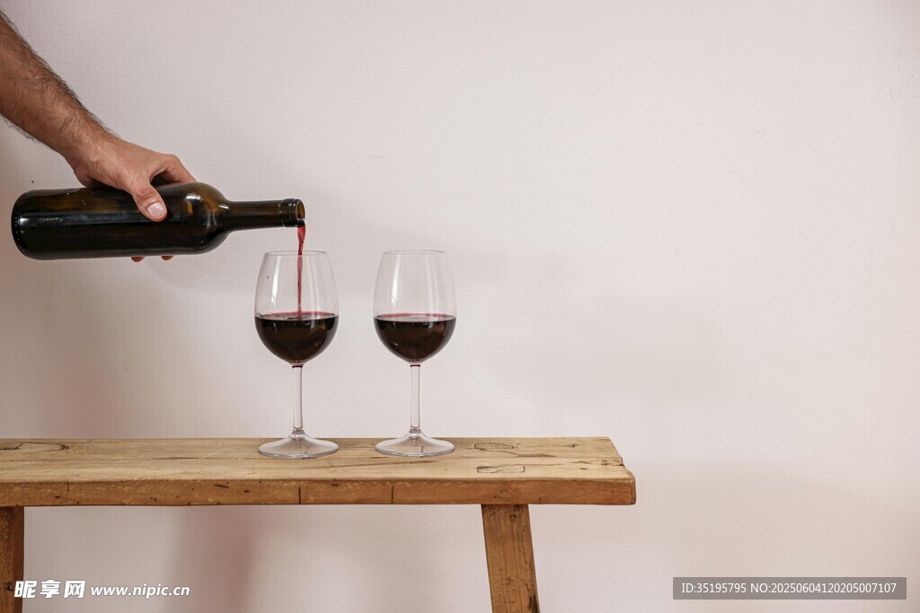 手斟红酒入高脚杯