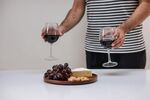 手持红酒杯与葡萄美食