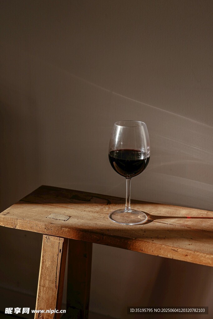 木桌上的一杯红酒