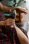 女子优雅持杯享红酒时光