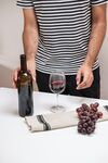 男士准备品鉴红酒场景