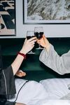 两人惬意举杯共饮美酒