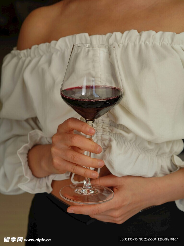 女子手持高脚杯红酒