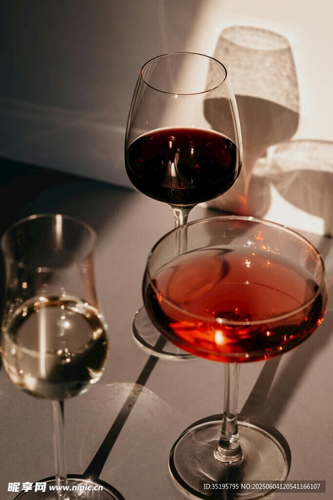多彩酒杯中的醇香佳酿