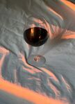 夕阳下的高脚杯红酒