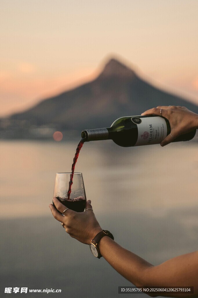 夕阳下举杯倒酒的惬意时刻