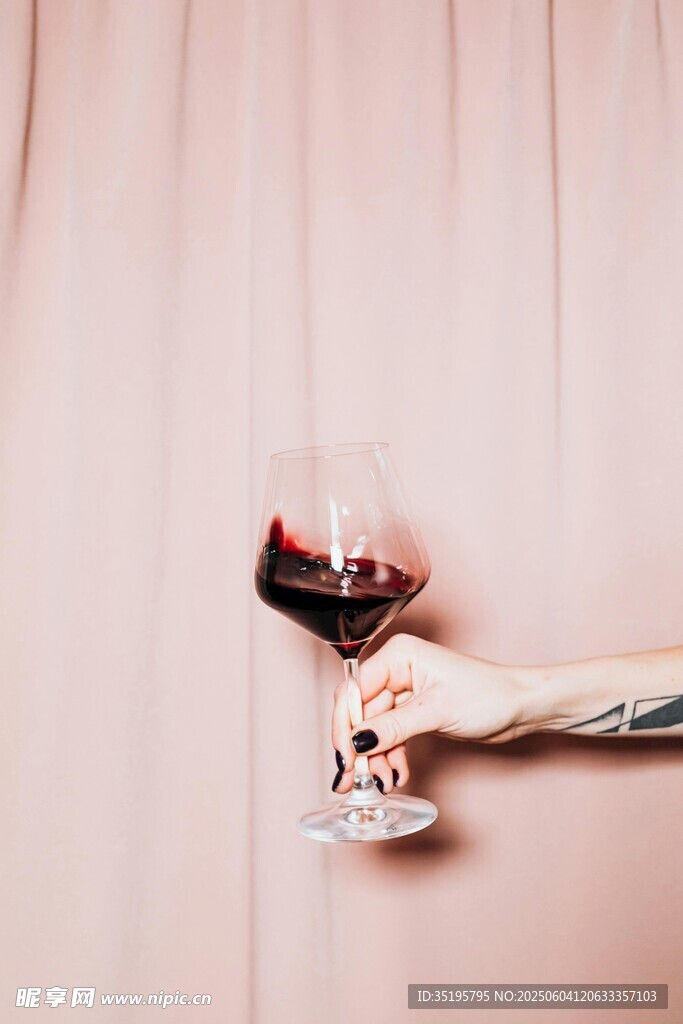 手托红酒杯与甜点
