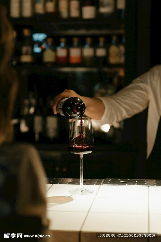酒吧调酒师倒酒瞬间
