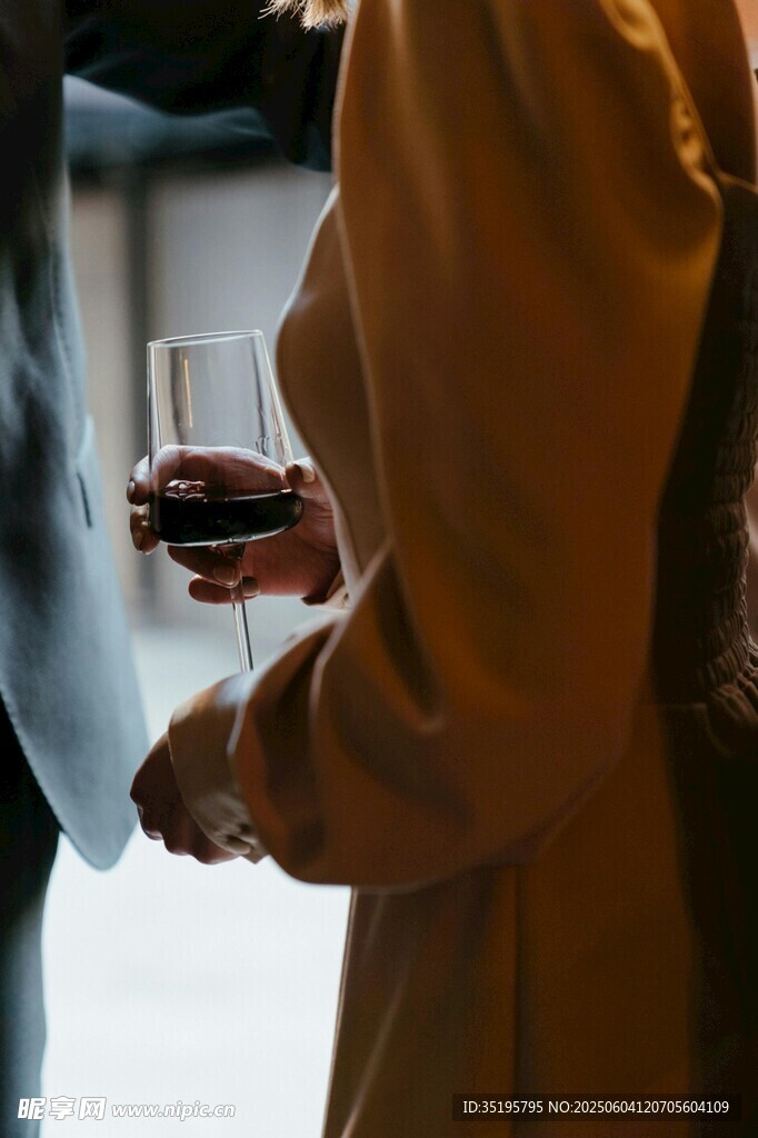 手持红酒杯的优雅姿态