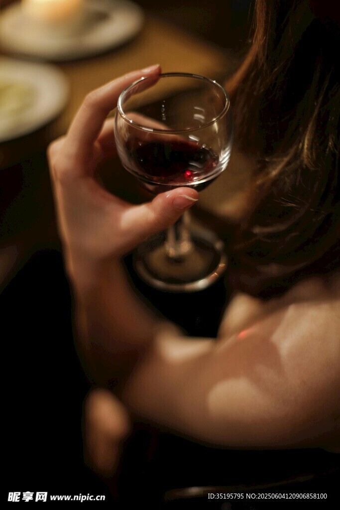 手持红酒杯的优雅瞬间