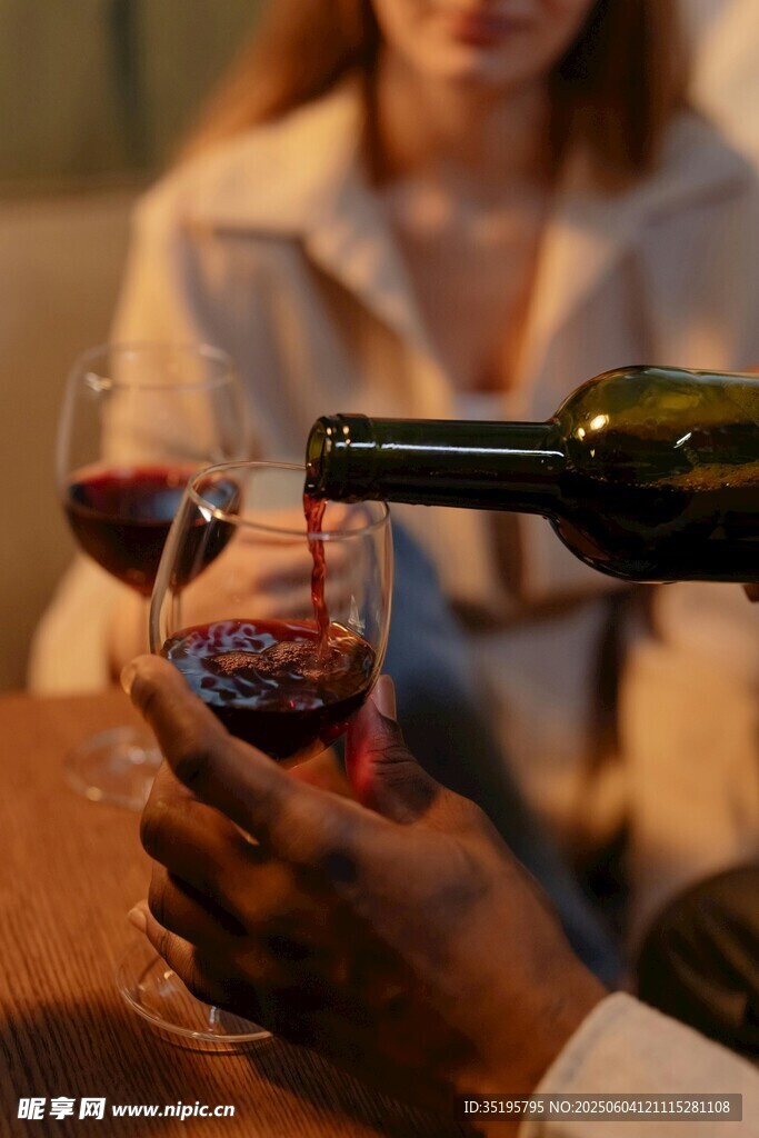 优雅倒红酒瞬间