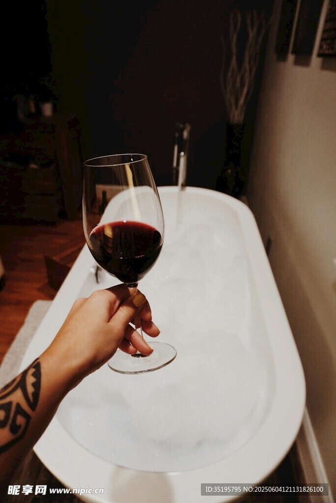 手持红酒杯享受惬意时光