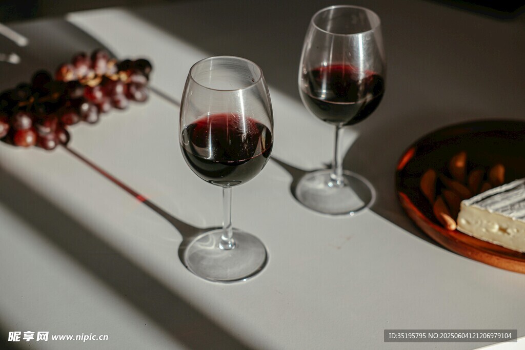 两杯红酒配美食与葡萄
