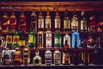 酒吧绚丽多彩的酒瓶陈列