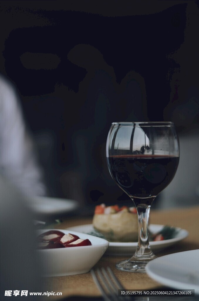 餐桌上的红酒与美食