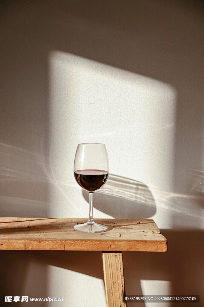 木桌上的一杯红酒