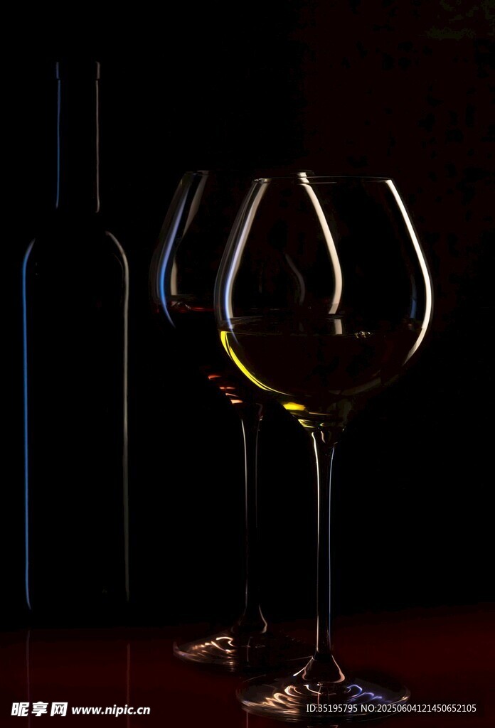 优雅酒杯与暗色酒瓶