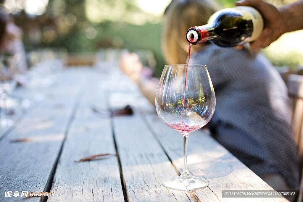 户外倒酒入红酒杯场景
