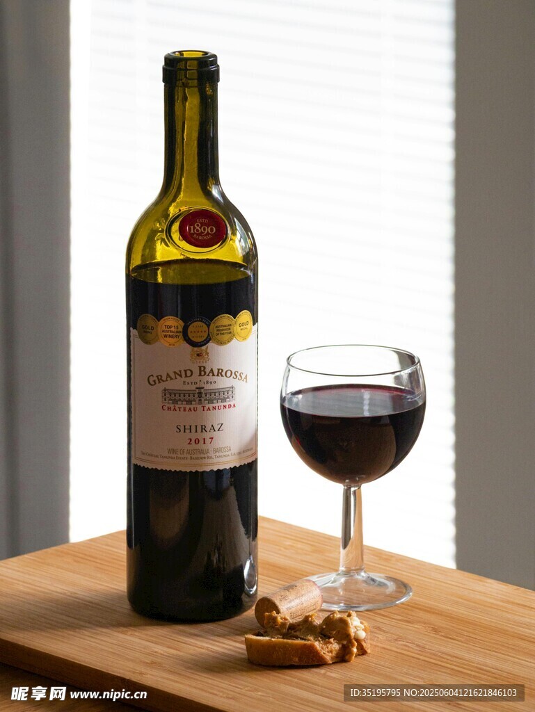 木桌上的红酒与酒杯