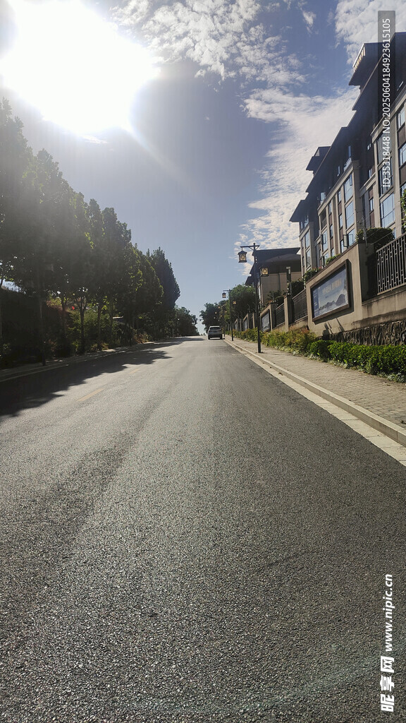 阳光照耀下的宽阔街道