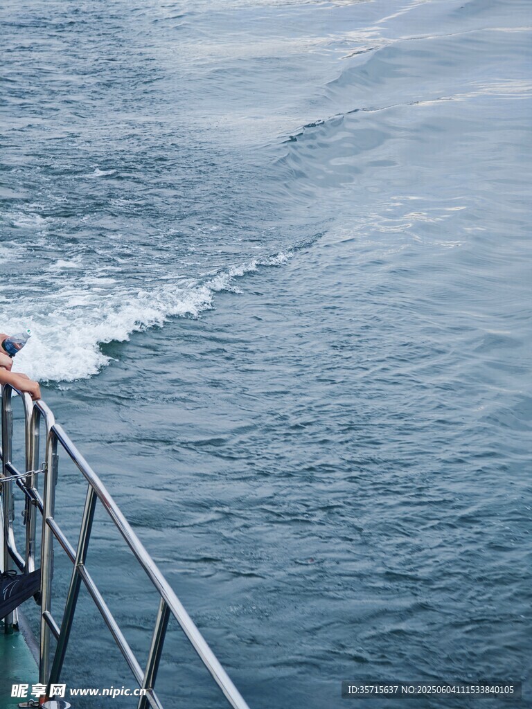 船边观海景的人