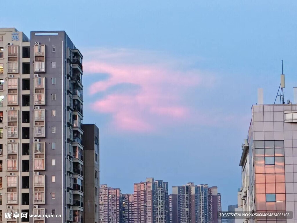 城市高楼与绚丽晚霞